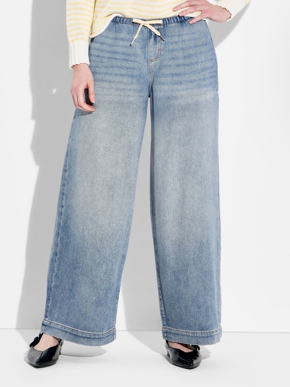 Women’s Mid Rise Pull On Jeans - Light Wash.  S